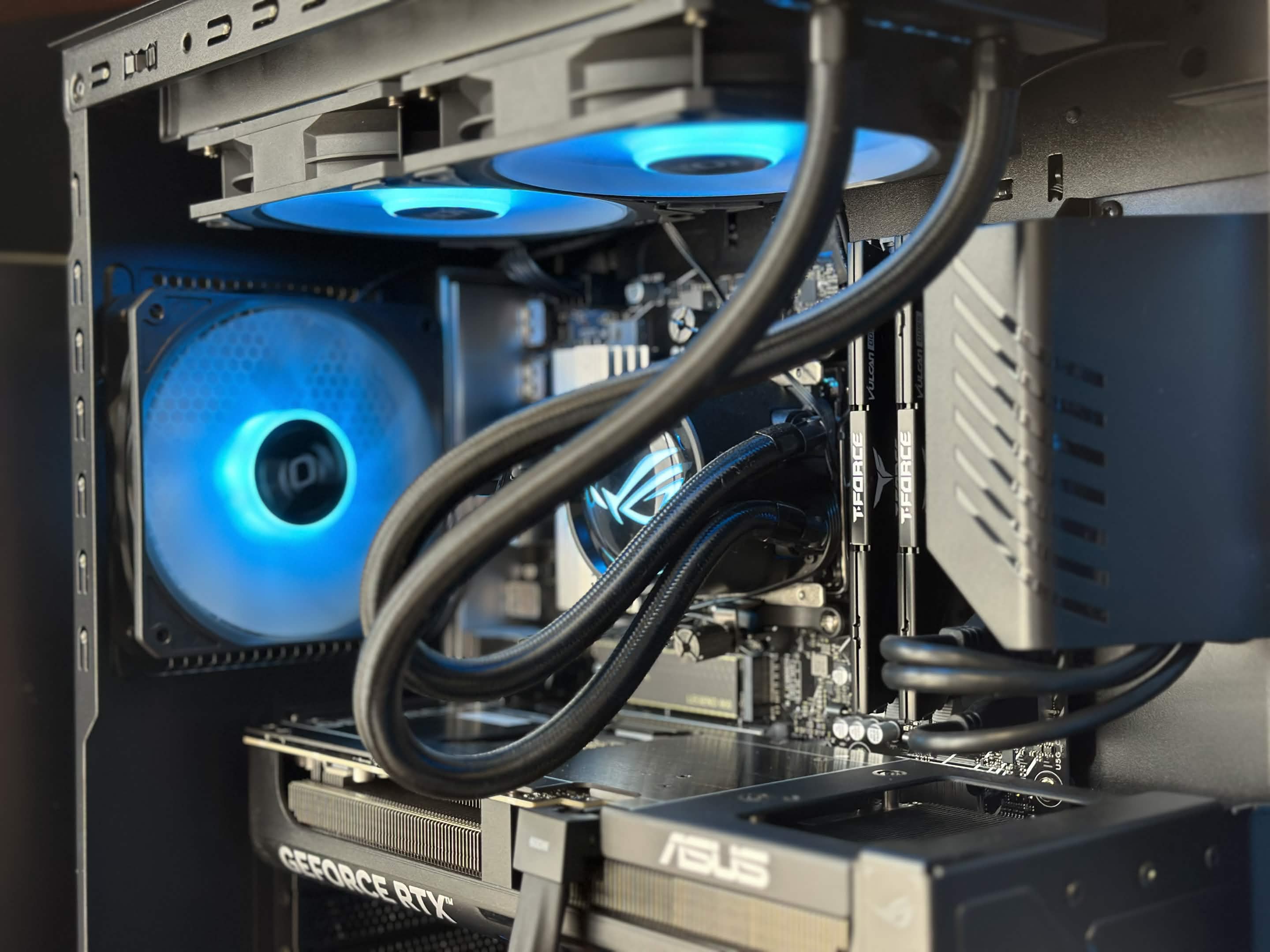 ASUS GM700 Ryzen 7 9800X3D | RTX 5070 | 2TB NVME GAMING PC